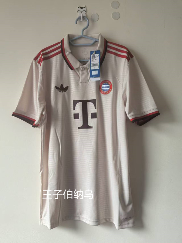 Bayern Munich's 24-25 Season Second Away Kit, with Number 25 Muller and Other Names Printed, Iz3129