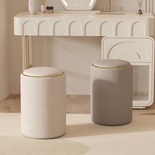 Cremefarbener frisierhocker für das maniküre-schlafzimmer zu hause