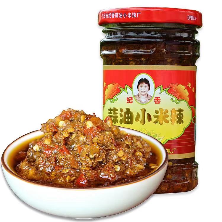Yunnan Specialty Chiu Ji Pesto Oil Millet Spicy Chili Sauce 220g Garlic Oil Millet Spicy Garlic Rice Rice Spicy