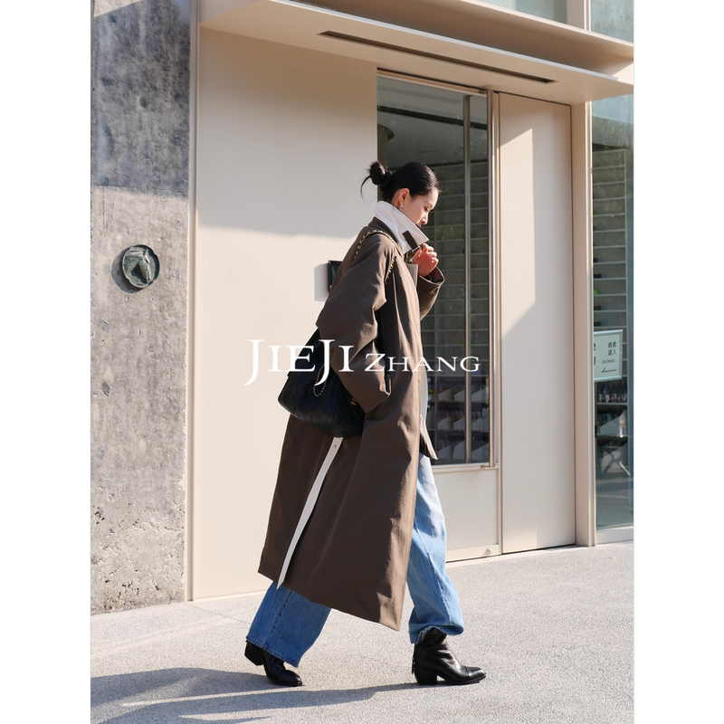 Zhang Qi Jieji2026 Winter High-End Long Over-The-Knee Trench Coat for Women Imported from Poland, with a White Goose down Filling and a Turn-Down Collar