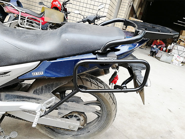 Yamaha bay đến YS250 xe gắn máy bên hông hộp nhôm - Xe gắn máy phía sau hộp thùng để đồ xe máy