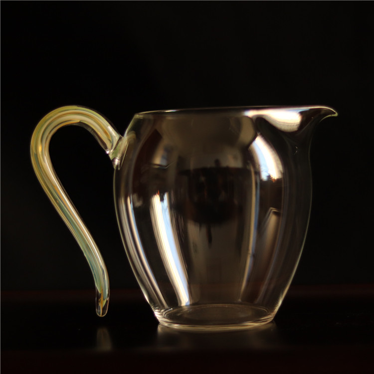 Side handle justice cup shopkeeper's own use glass justice cup cut off the water neatly very beautiful and practical