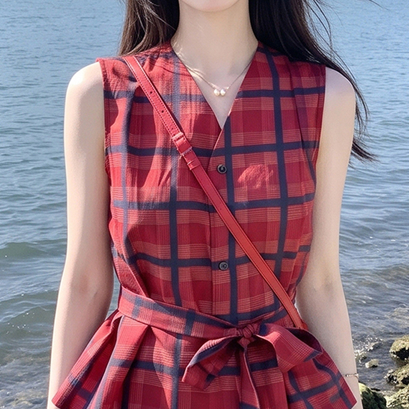Retro Style Red Sleeveless Plaid Vest Shirt for Women 2026 French Fashion Elegant Waist Slimming V-Neck Top