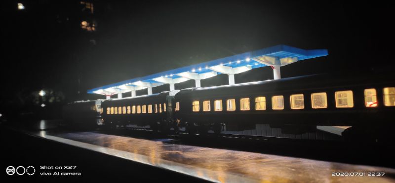 Chinese Train Model 1:64 Scale Electric Remote Control Forward and Backward Sound and Light Locomotive Scene Freight Edition
