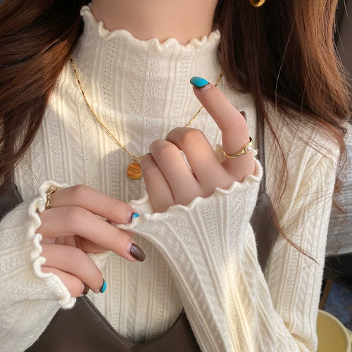 Белый приятный телу демисезонный трикотажный свитер, высокий воротник, изысканный стиль