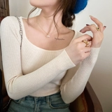 Белый тонкий приятный телу осенний свитер, трикотажный лонгслив, квадратный вырез, облегающий крой