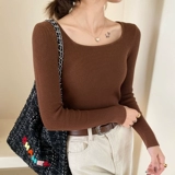 Белый тонкий приятный телу осенний свитер, трикотажный лонгслив, квадратный вырез, облегающий крой