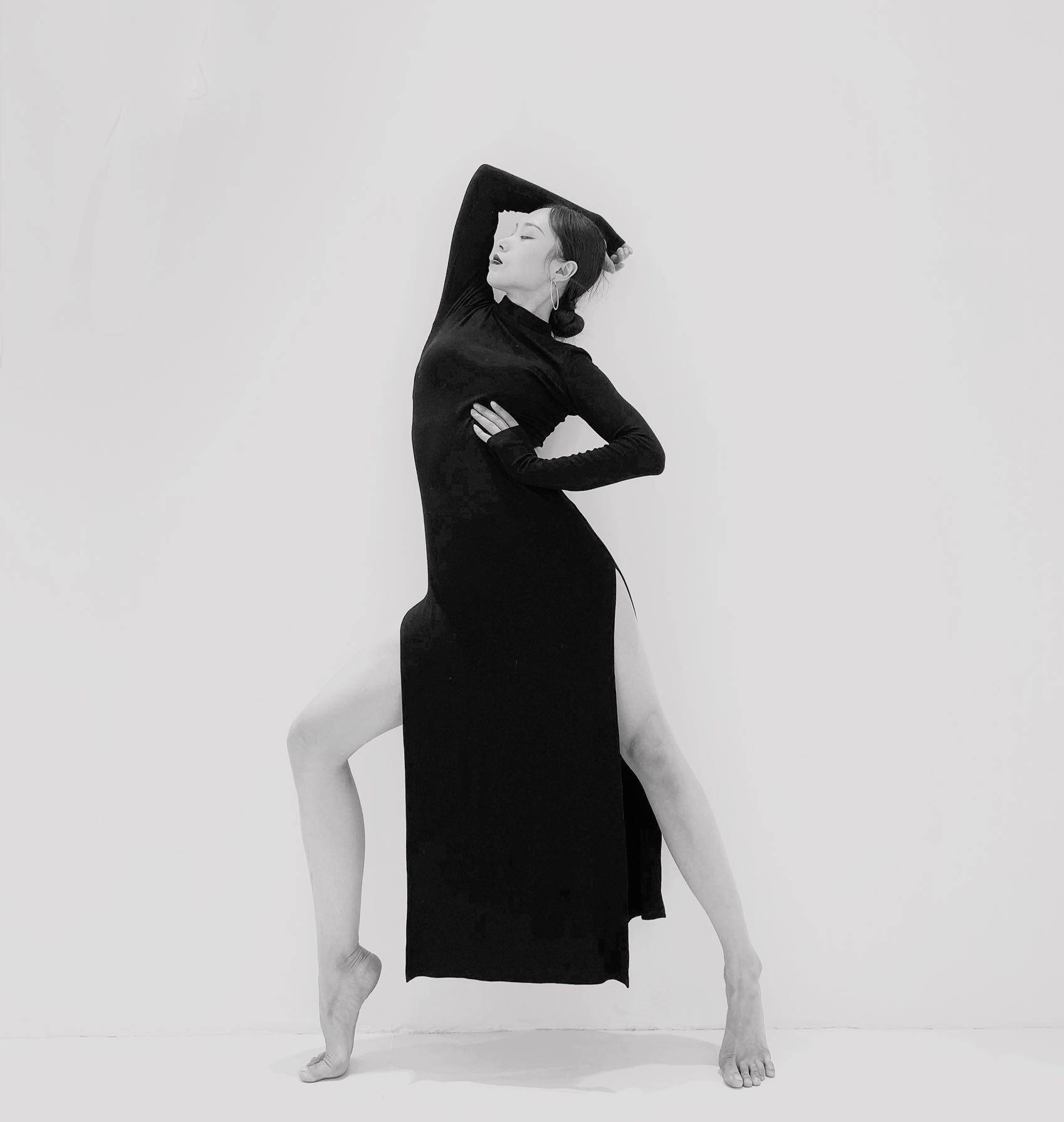 Homemade European and American high elastic fine knit black display slim double switch fork sleeve finger foreign dress