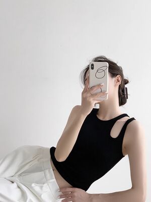 Black knitted vest for women in summer, asymmetrical culowed-out sleeveless vest, with a unique design sense and a little trick with a bottom strap