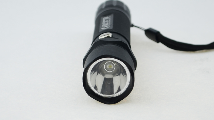Đèn led chói zoom cố định tập trung sạc lại ánh sáng sạc pin 18650 pin ngoài trời đèn pin kiêm sạc dự phòng