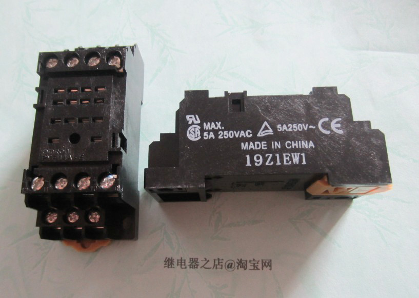 Brand new original OMRON relay seat PYF14A-E 4Z 14 feet PYF14A-E