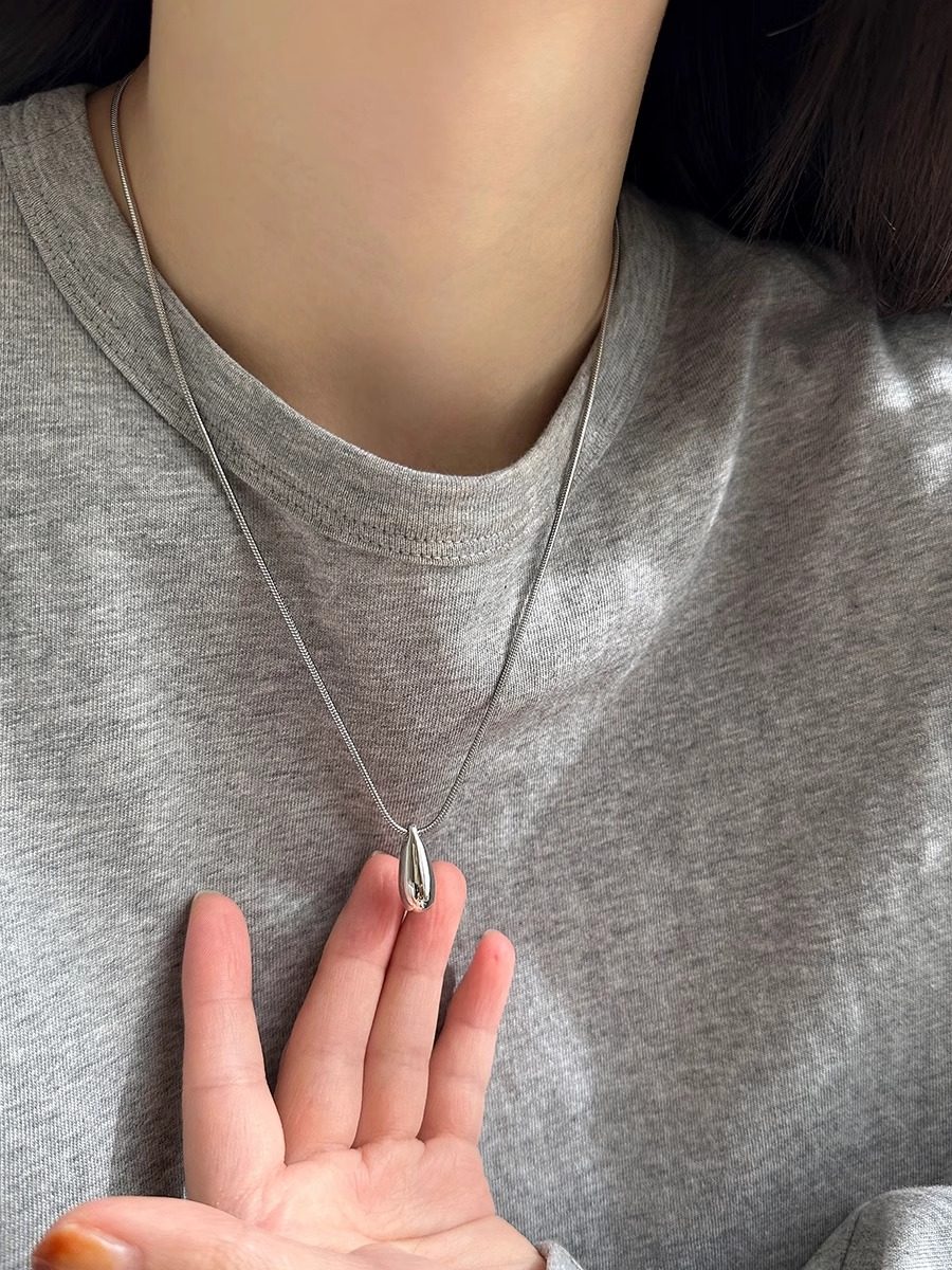 Water Drop Snake Bone Chain Minimalist Cool Style Necklace for Women, High-End Light Luxury Niche Versatile New Sweater Chain Pendant