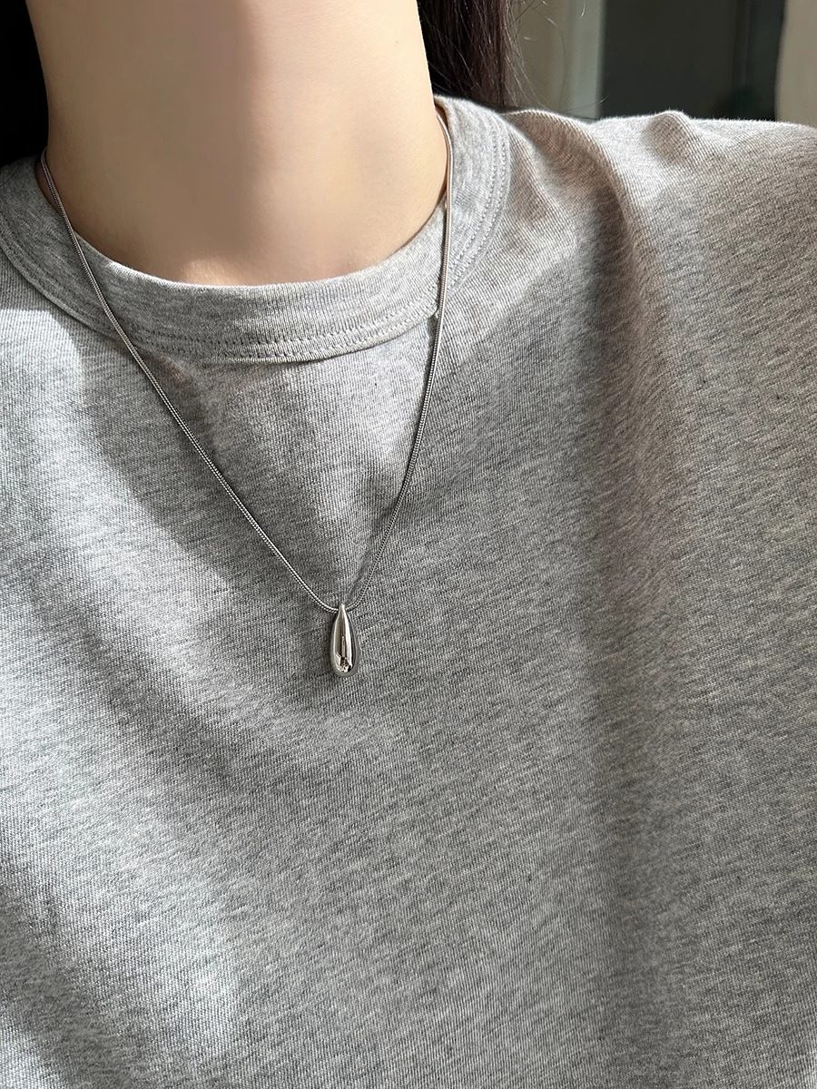 Water Drop Snake Bone Chain Minimalist Cool Style Necklace for Women, High-End Light Luxury Niche Versatile New Sweater Chain Pendant