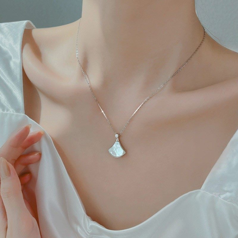 Small Fan-Shaped Imitation White Mother-Of-Pearl Necklace for Women, Light Luxury Niche Design Clavicle Chain, 2025 New Pendant