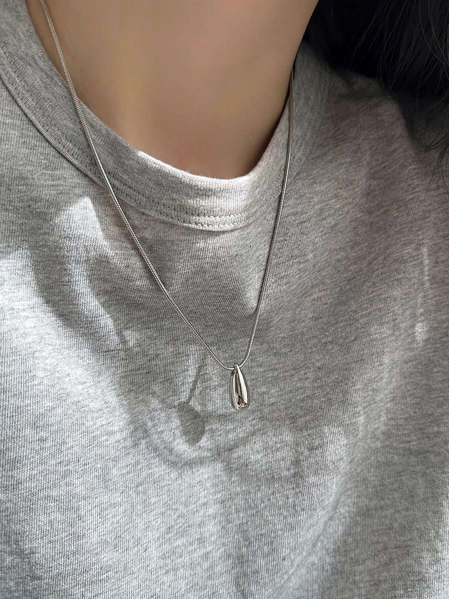 Water Drop Snake Bone Chain Minimalist Cool Style Necklace for Women, High-End Light Luxury Niche Versatile New Sweater Chain Pendant
