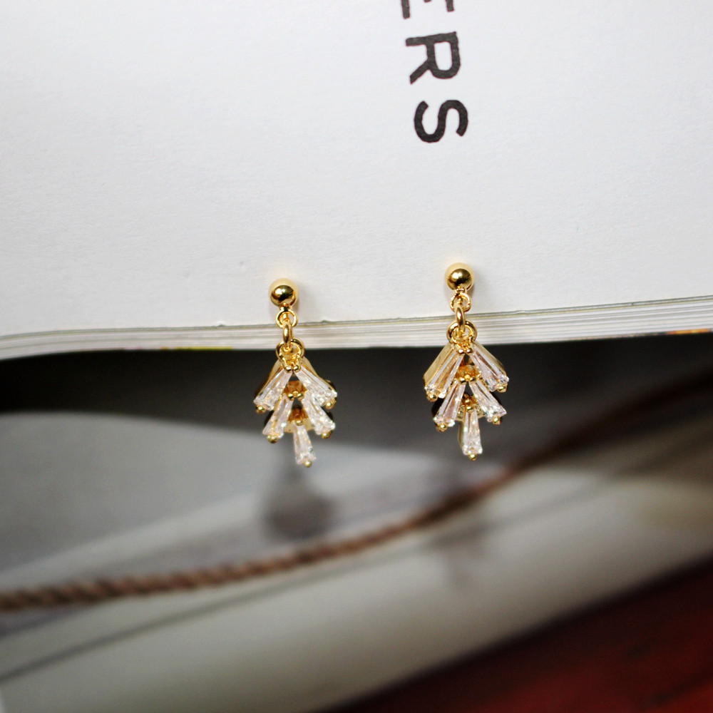 Autumn and winter no ear holes no pain silicone mosquito coil ear clip Simple Korean wild zircon leaf small ear earrings