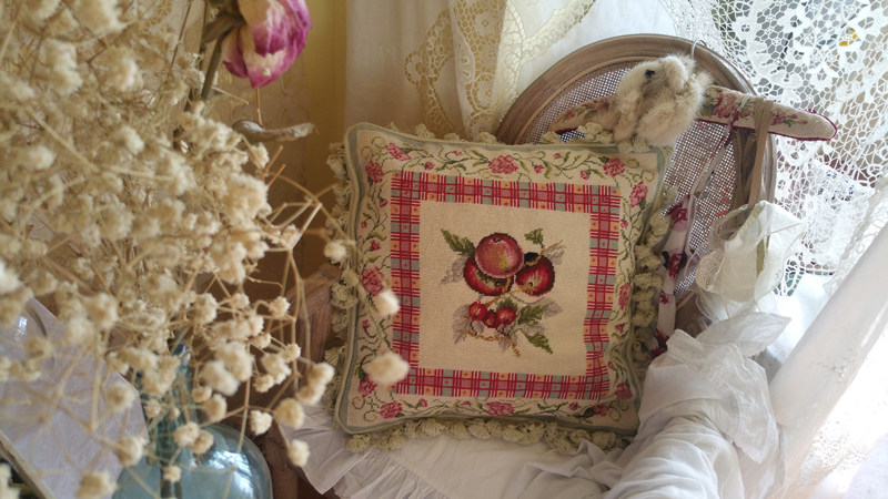 New in February 2017] Exported to European and American museum collections handmade velvet embroidered cushion cover (without core)