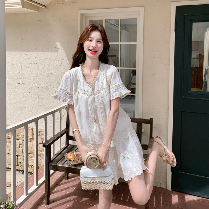 Off-White Lace Patchwork Embroidered Babydoll Shirt and Skirt Set for Women, Summer Outfit for Petite Figures, Age-Reducing Full Set