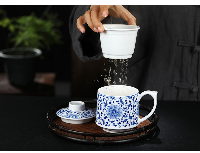 Blue and white porcelain tea cups of tea to separate office cup with cover hand - made glass jingdezhen ceramic filter cups