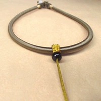 Бронзовая шея веревка