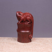 Small leaf red sandalwood lizard (sucking billion) hand play Animal small ornaments mahogany carving arts and crafts