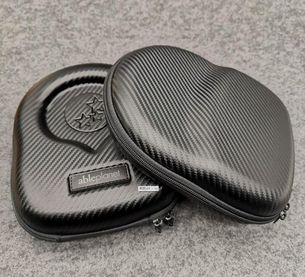 Wearing type headphone portable pull chain containing bag Bluetooth wired big headphone bag