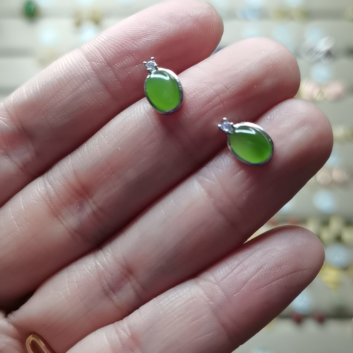 Beyyu and Tian Yuear pin the needle in the eye