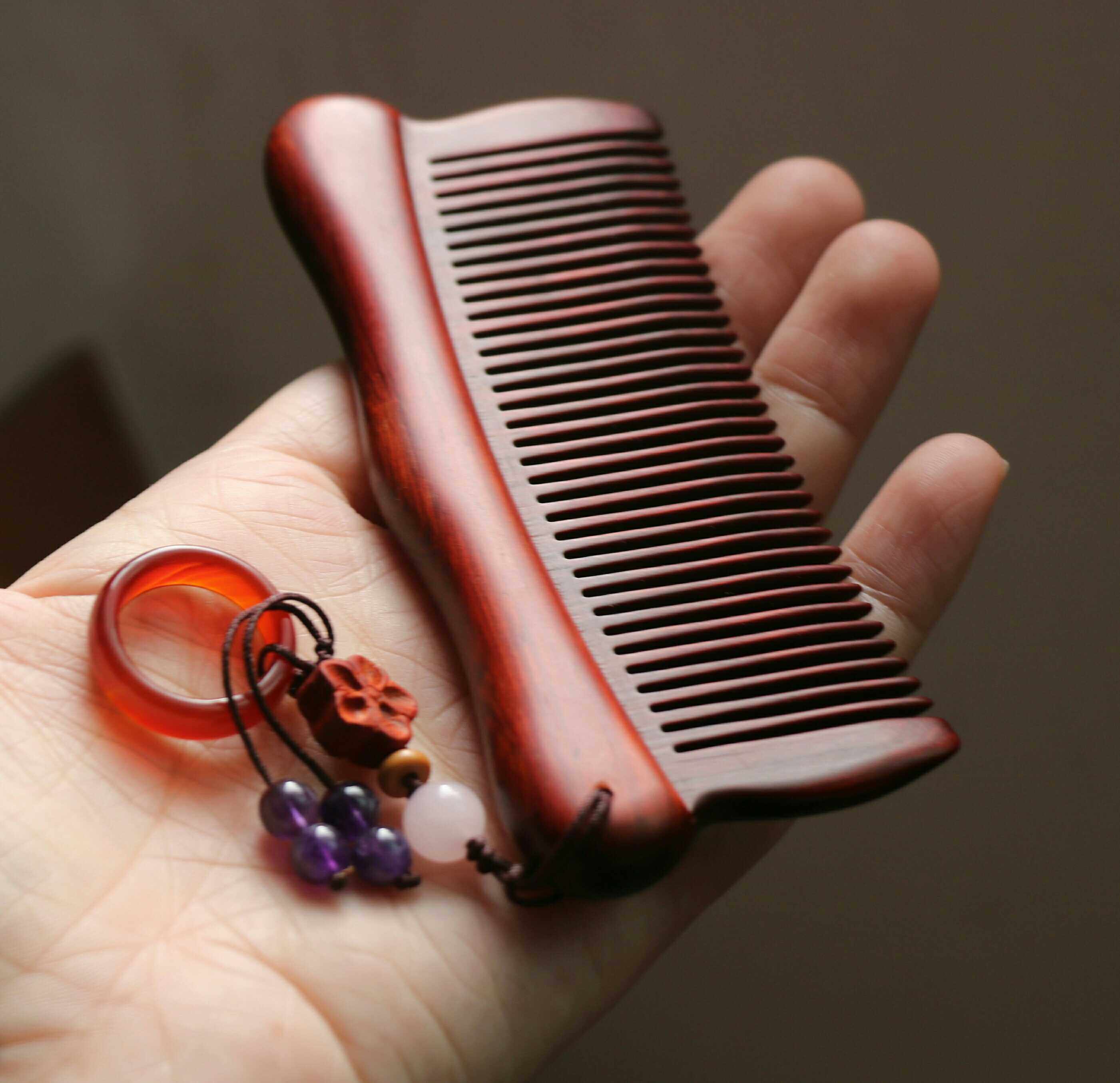 Like smoke. Small leaf red sandalwood Classical style simple Red onyx gift can be engraved buckle pendant Happy wood comb