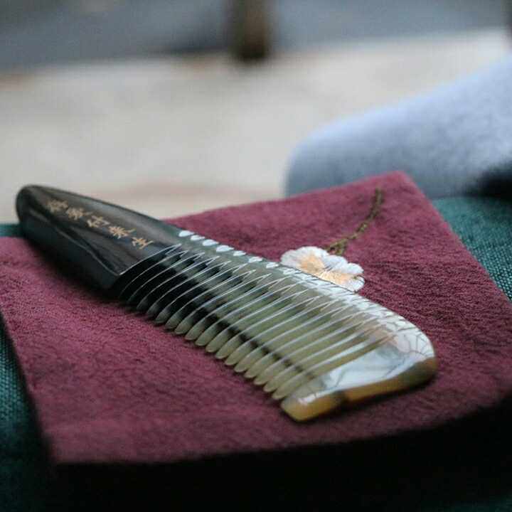 Horn comb. Pure natural horn comb custom engravable anti-static hair loss portable carry-on comb