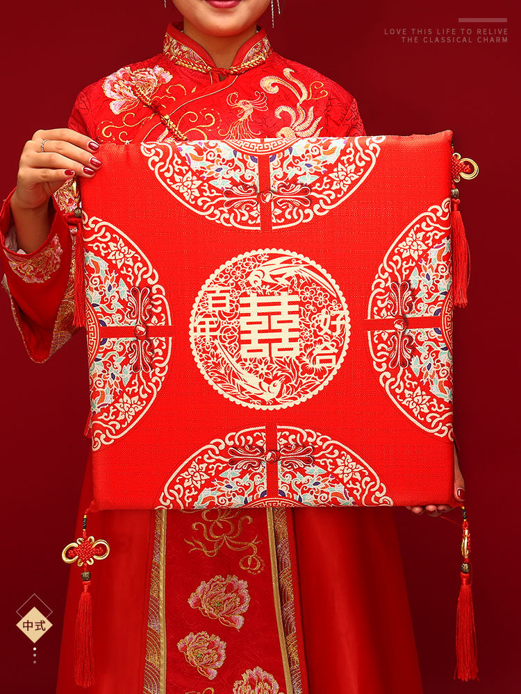 The newlyweds changed their mouth to respect the tea kneeling cushion and thickened the Chinese Han Tang wedding red happy word dragon phoenix sitting blessing mat