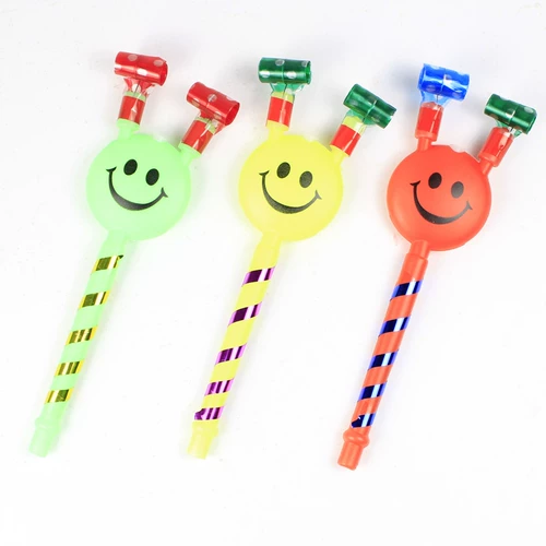Детская игрушка улыбающееся лицо дует дракона, дует свистка, детский сад, микроэлемент, чтобы сканировать код детских подарков
