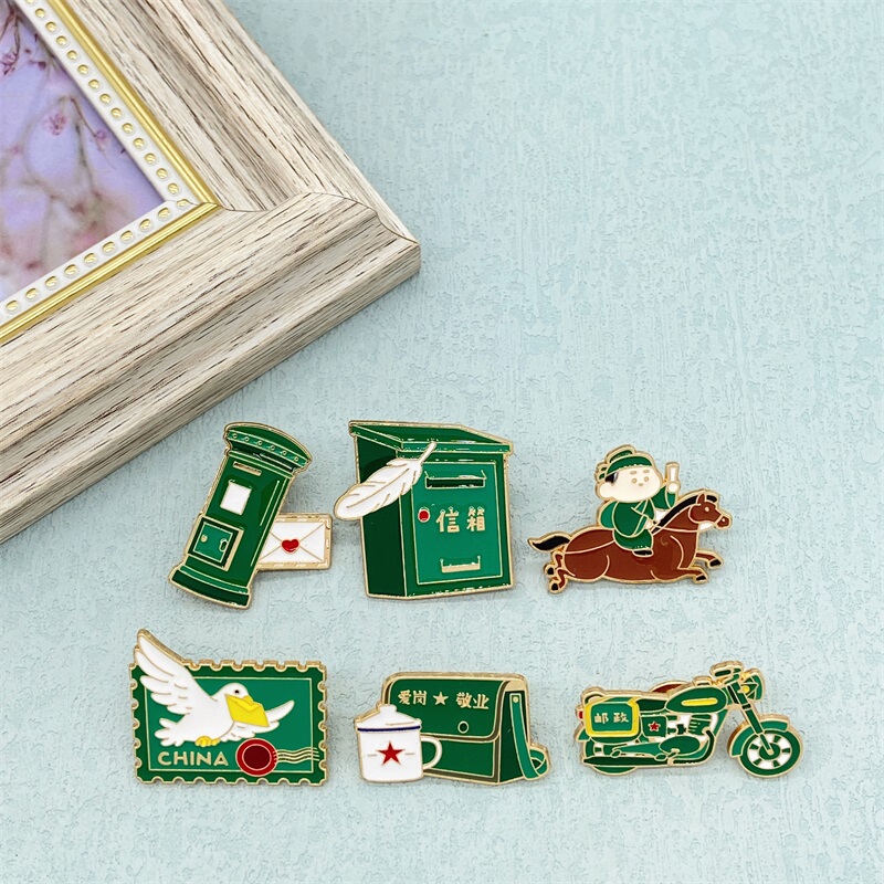Retro Vintage Messenger Pigeon Letter Delivery Mailbox Motorcycle Design Alloy Brooch Cartoon Cute Badge Accessory Pin