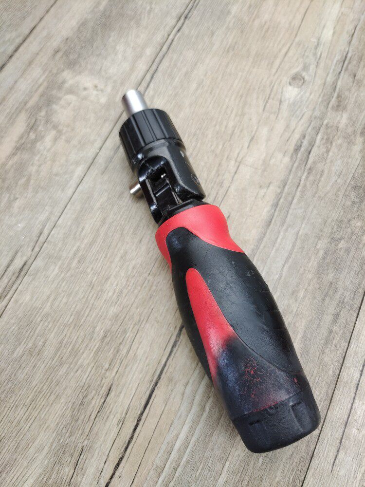 Bendable exchangeable head ratchet screwdriver with slight imperfections