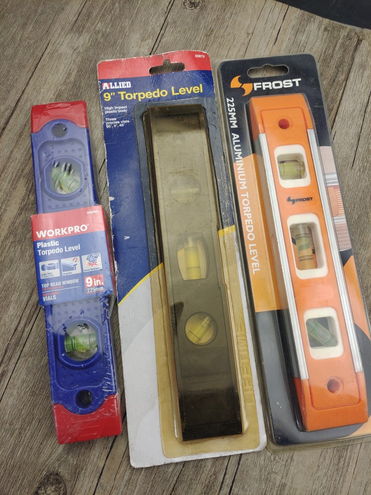 A level gauge of the size of the