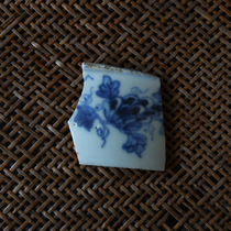 Specimens of blue and white porcelain shards from the Ming Dynasty Old porcelain shards from the Ming and Qing dynasties Specimens of ancient blue and white porcelain shards Yuan blue and white porcelain fragments