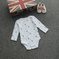 7# Полны принтов на белом фоне с маленьким котом и собакой Микки