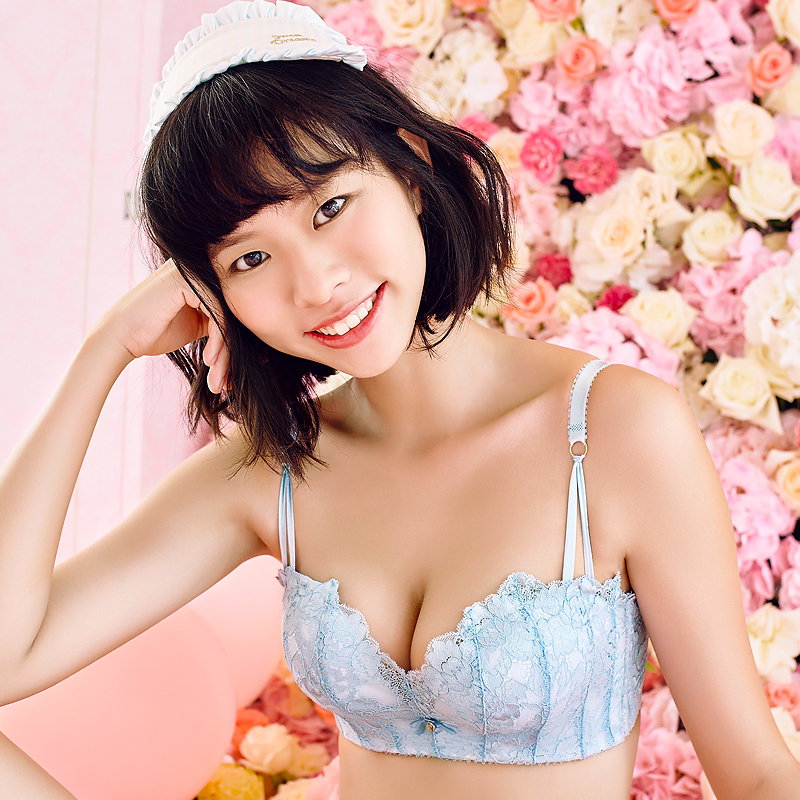 Japan no bra. Японские лифчики. Красивые японки в лифчике. Лифчик в Японии. Японский лифчик женский