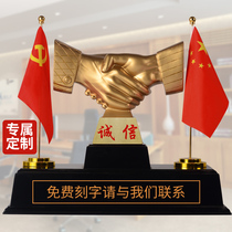 High-end creative flag integrity handshake desk decoration office ornaments customized business opening gifts