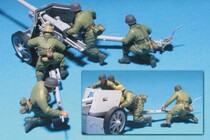 1 35 resin soldiers WWII paratroopers and artillery 4 people not including runners serial number 1364