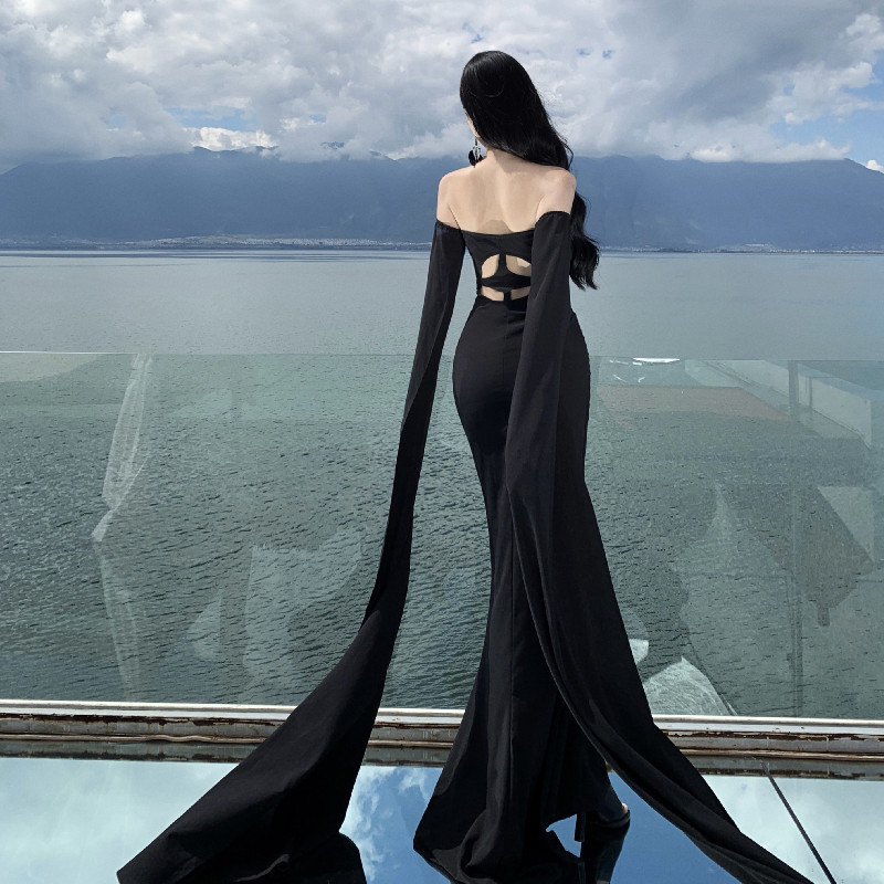 Design-Inspired, Charming, Vintage Black Waist-Cinching, Slimming, Strapless, Floor-Length Gown for Photoshoots