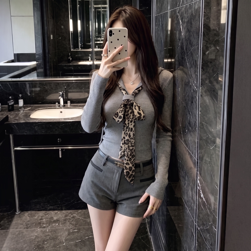 Sexy Mature Style V-Neck Leopard Print Tie Hooded Long-Sleeve Knit Sweater for Women, Autumn and Winter Base Layer, Spicy Short Top