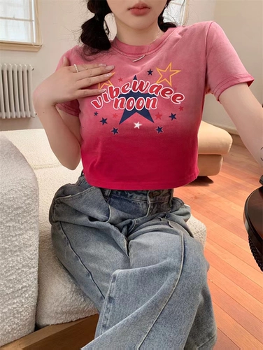 Красная футболка с коротким рукавом, короткий ростомер, в американском стиле, облегающий крой, высокая талия