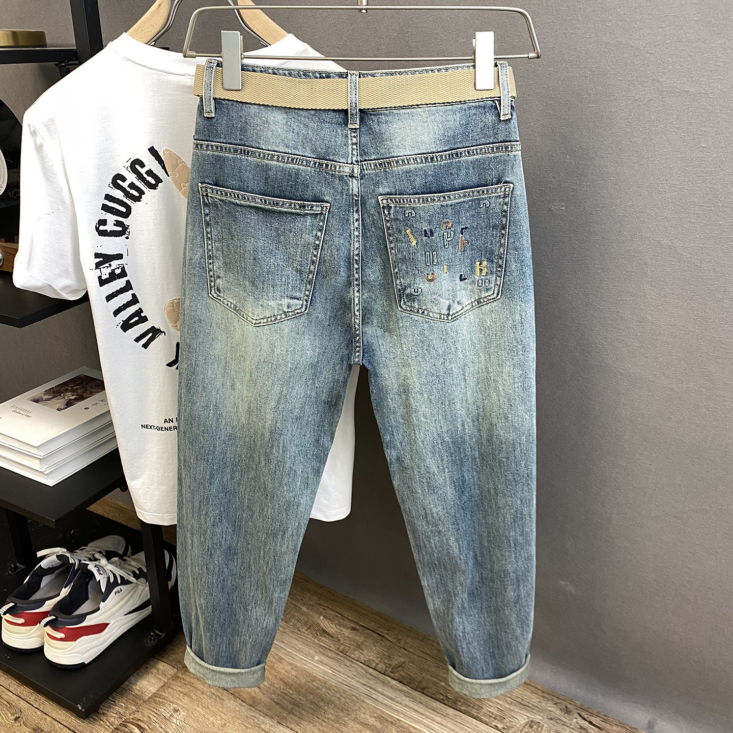 淡い色のメンズジーンズ、2026年春夏コレクション、軽量、トレンディ、刺繍入り、ゆったりとしたシルエット、ハーレムスタイル、スリムフィット、クロップドパンツ。