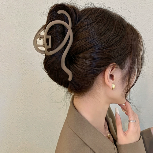 Небольшая дизайнерская большая матовая заколка-крабик, заколка для волос, зимний аксессуар для волос, акула, тренд сезона, изысканный стиль, новая коллекция