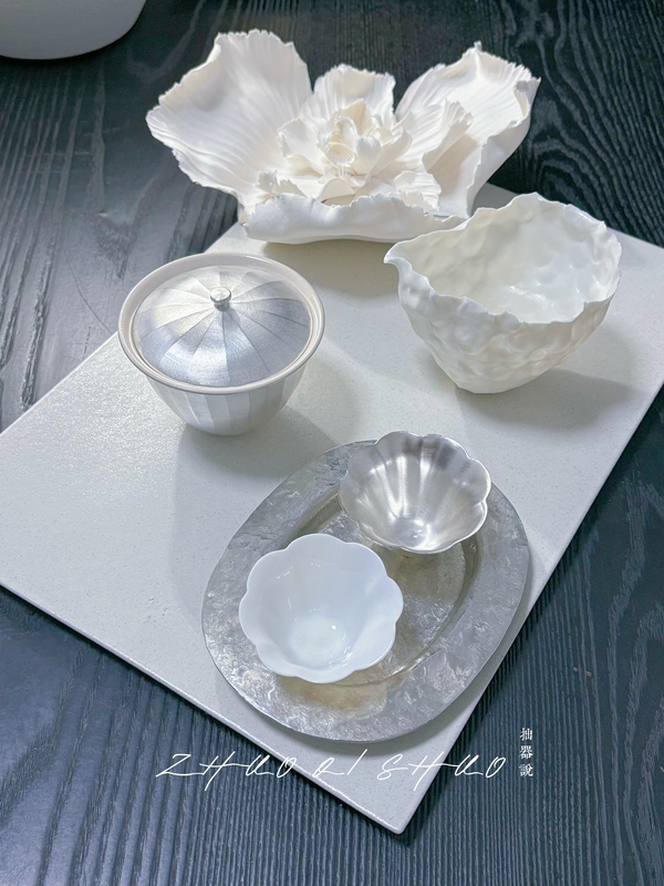 Zhuoqi Shuo|Set No. 0127: Princess Sissi Wu Yiyian's Handmade Silver Glazed Lid Bowl, Silver Tin Plate, Silver Serving Dish Zhuoqi Shuo|Set No. 0127: Princess Sissi Wu Yiyian's Handmade Silver Glazed Lid Bowl, Silver Tin Plate, Silver Serving Dish