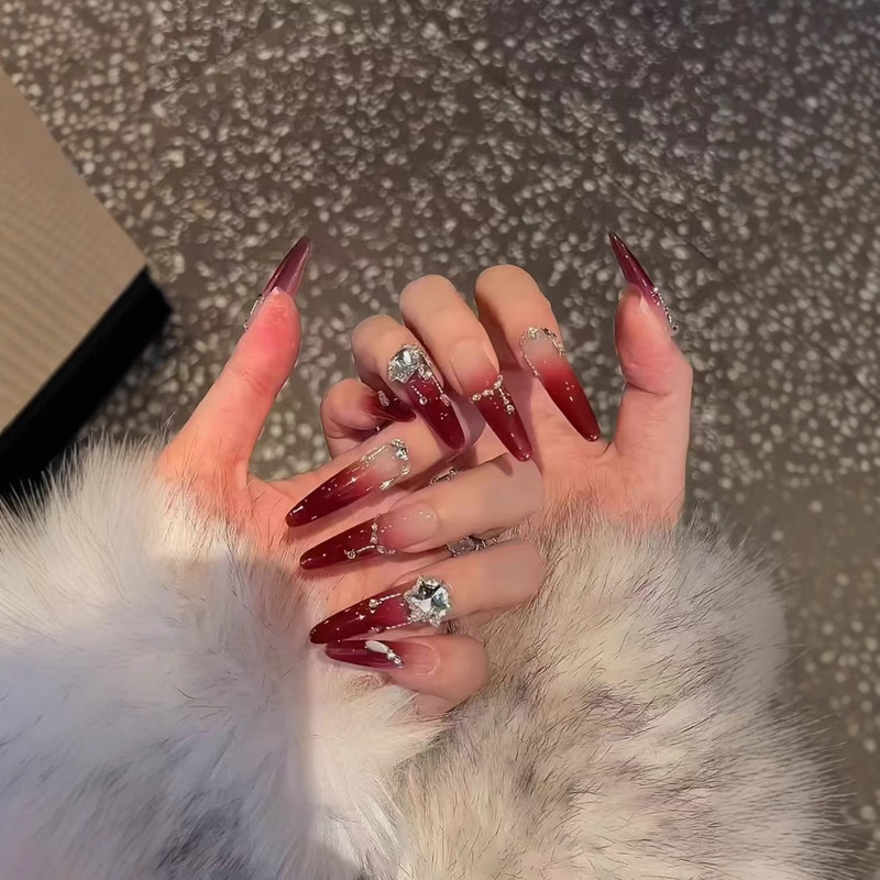 Berlin Girl's Red Gradient Nail Art with a Stylish Look That Enhances Complexion, Suitable for New Year, Autumn, and Winter, Handmade Wearable Nail Patches with High-End Sparkle