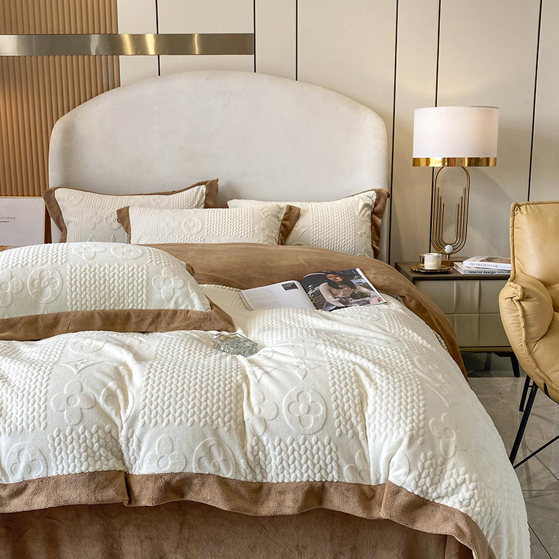 Class A high-end milk velvet four-piece winter warm carved velvet thick quilt cover solid color bedding