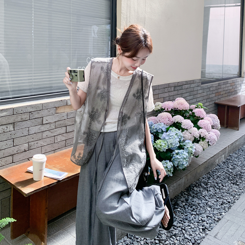 Gray Elegant Embroidered Vest Set for Women, Summer Short-Sleeve Top with Wide-Leg Pants, Three-Piece Set, 2026 New Model Gray Elegant Embroidered Vest Set for Women, Summer Short-Sleeve Top with Wide-Leg Pants, Three-Piece Set, 2026 New Model