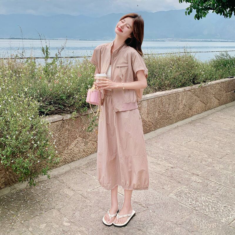 Pink Fashionable Casual Sports Style Outfit for Women 2026 New Relaxed Style Stand-Up Collar Top and Skirt Two-Piece Set for Summer Pink Fashionable Casual Sports Style Outfit for Women 2026 New Relaxed Style Stand-Up Collar Top and Skirt Two-Piece Set for Summer