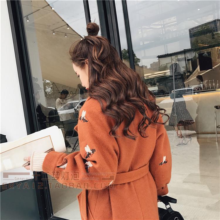 2018 mùa xuân váy nữ gió ong thêu áo len nữ Hàn Quốc phiên bản của phần dài của vành đai thắt lưng eo áo áo măng tô kaki nữ dáng dài